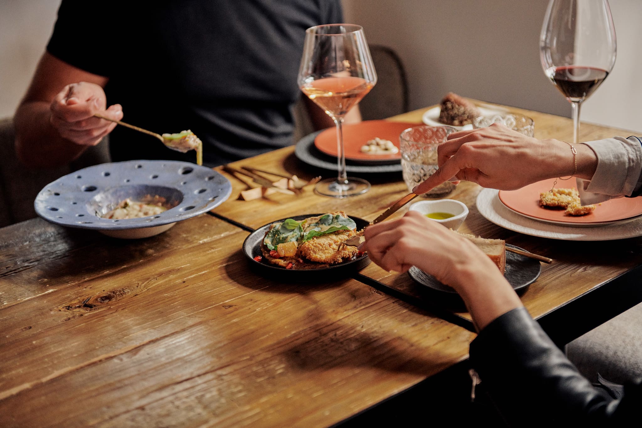 fotografía lifestyle en marbella de personas comiendo en una mesa del restaurante Thaissence Marbella España